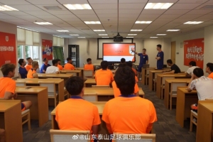 泰山足校西班牙籍青训总监埃里克，对球队前一天训练进行复盘总结