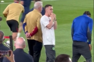 华体会体育hth-踢不了也能发力！赛前现场播放皇马队歌时，卡萨多在场边送上嘘声